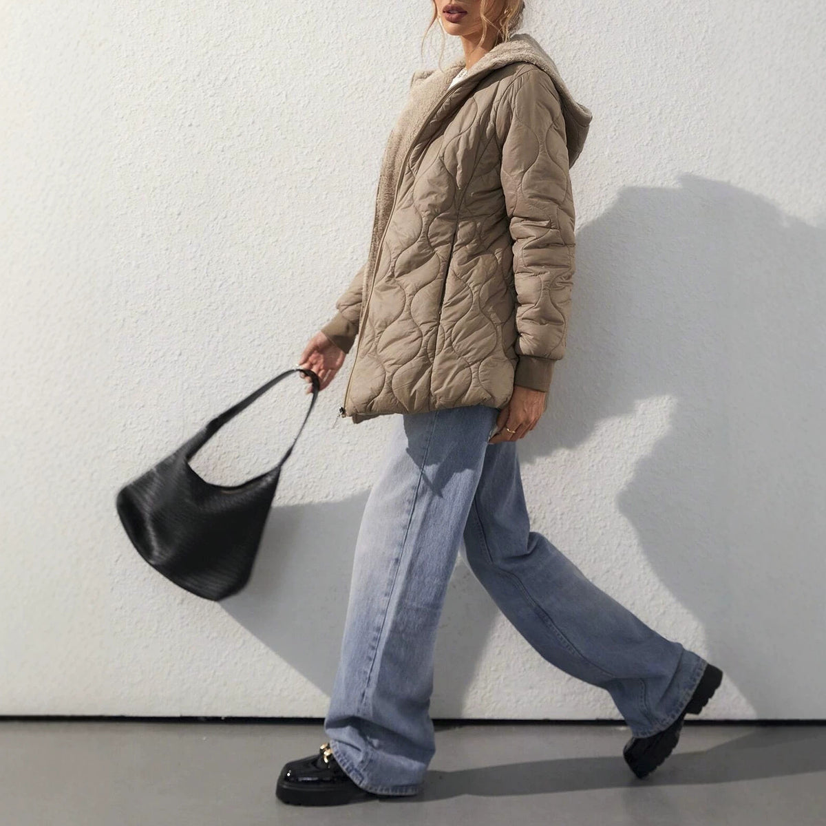 Manteau rembourré à capuche de taille moyenne pour femmes avec doublure en polaire