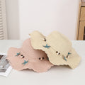 Chapeau d'étoiles et de paille de coquillage de style bohème avec un bord large et un bord de wavy parfait pour le soleil