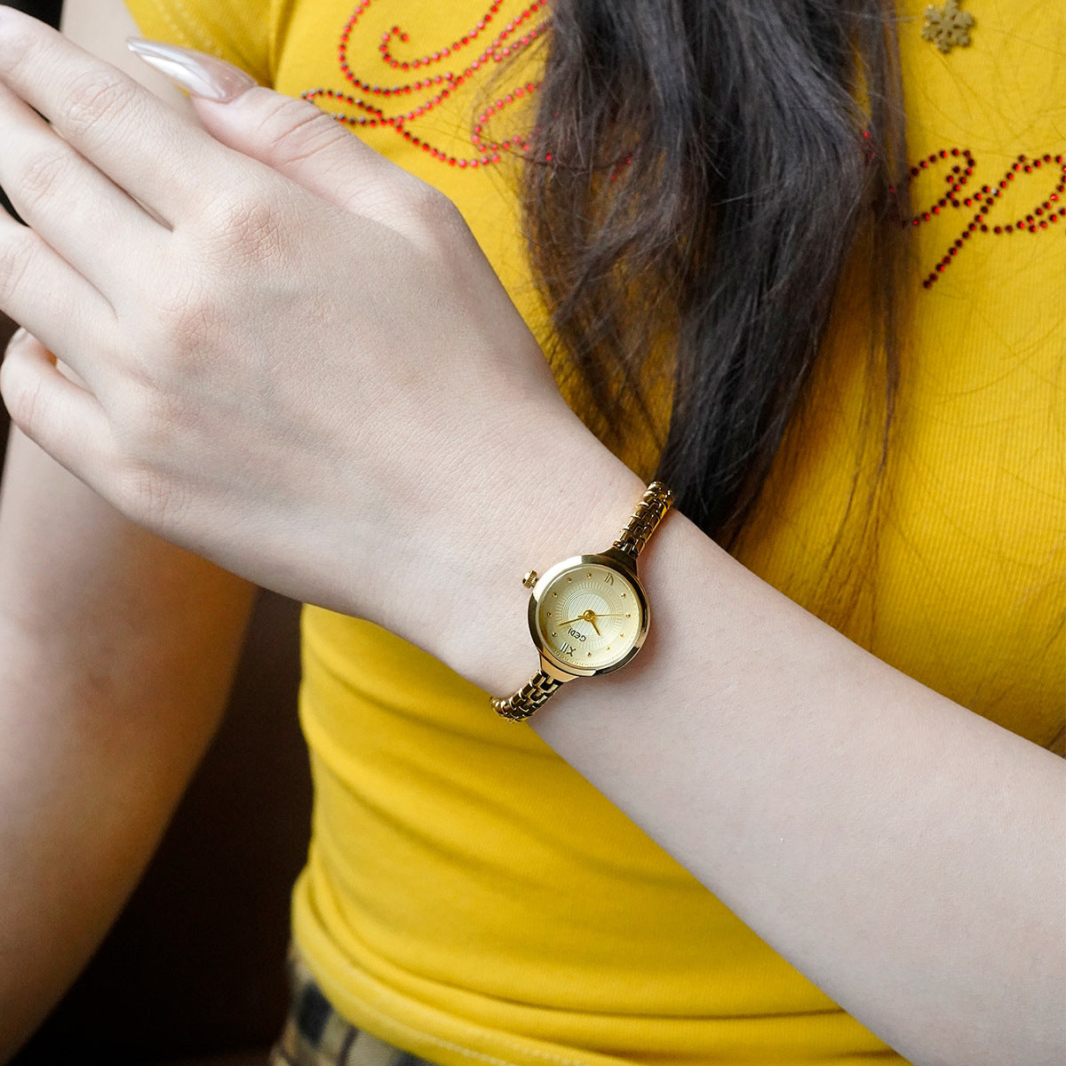 Mi-range léger luxe Niche Quartz bracelet montre avec un polyvalent sophistiqué Compact
