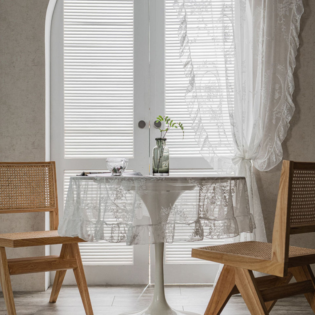 Fenêtre Balcon Bay en dentelle avec partition de sable blanc et rideaux pastoraux Wavy