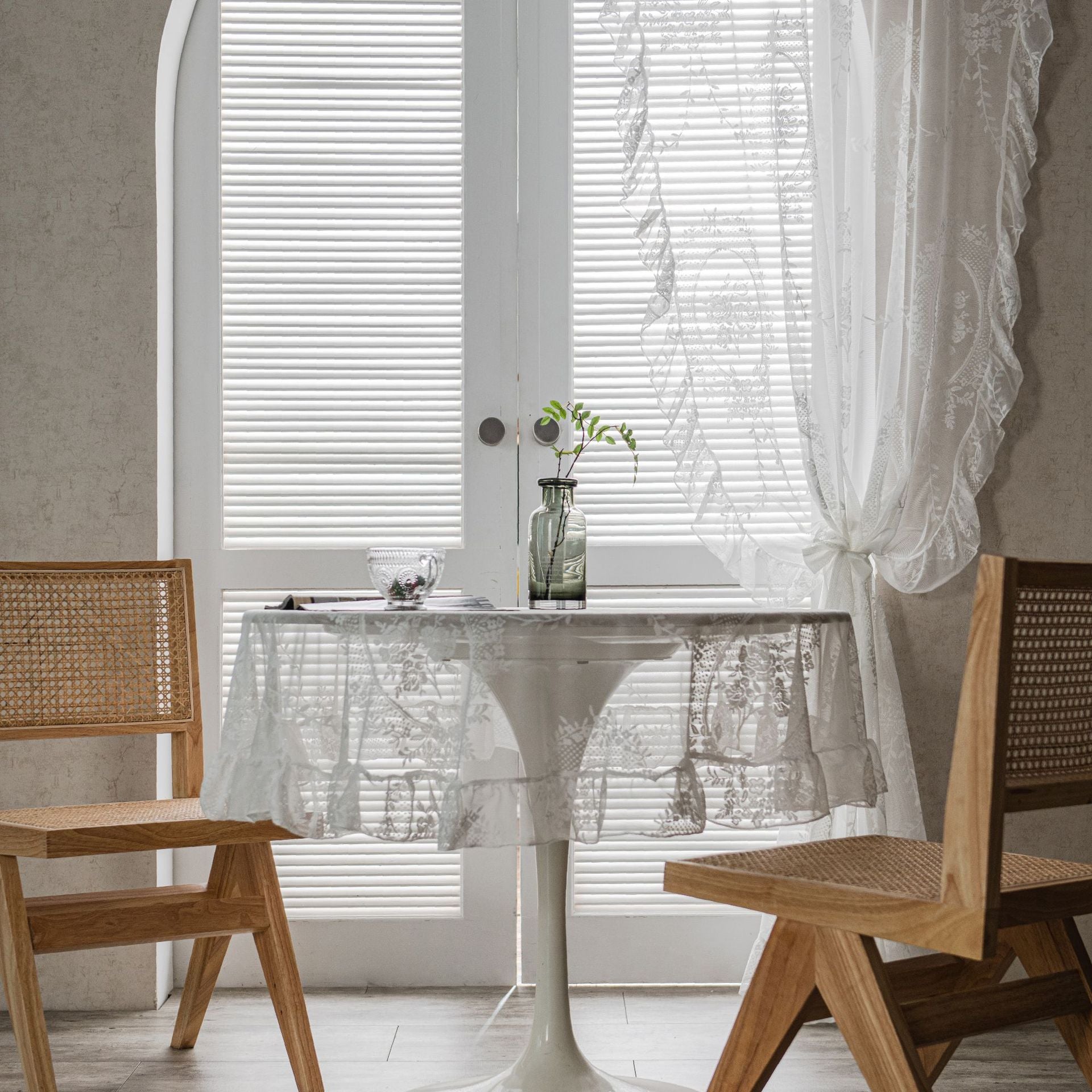 Fenêtre Balcon Bay en dentelle avec partition de sable blanc et rideaux pastoraux Wavy