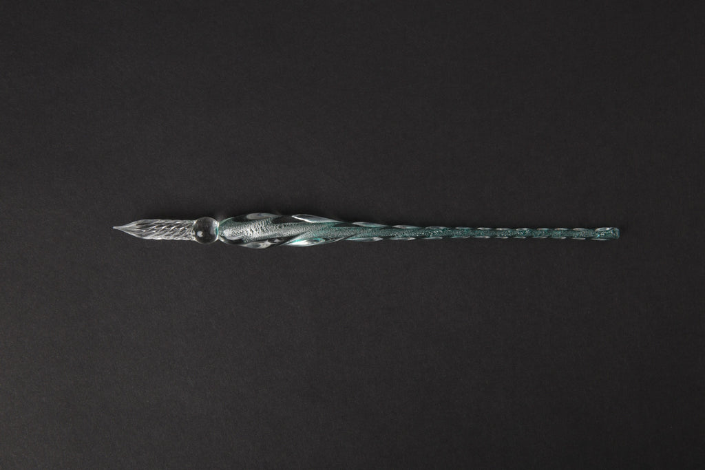 Pen en cristal transparent d'encre couleur d'eau trempé dans l'eau