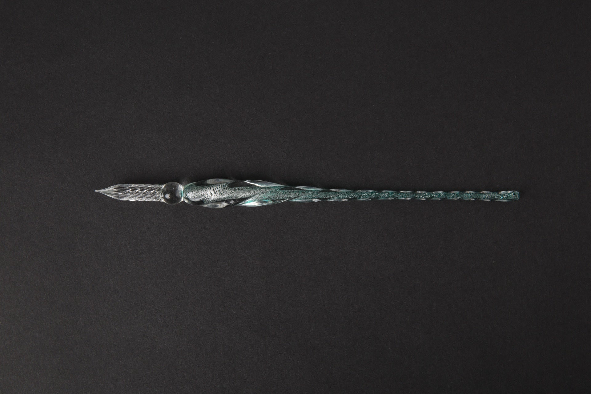 Pen en cristal transparent d'encre couleur d'eau trempé dans l'eau