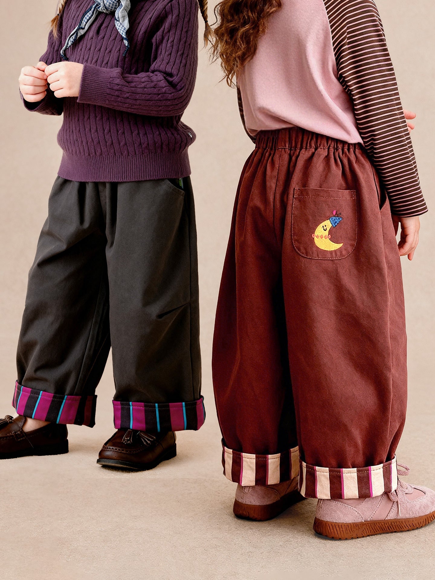Pantalon casual avec bandes brodées et pantalons de longue longueur à l'ourlet roulé