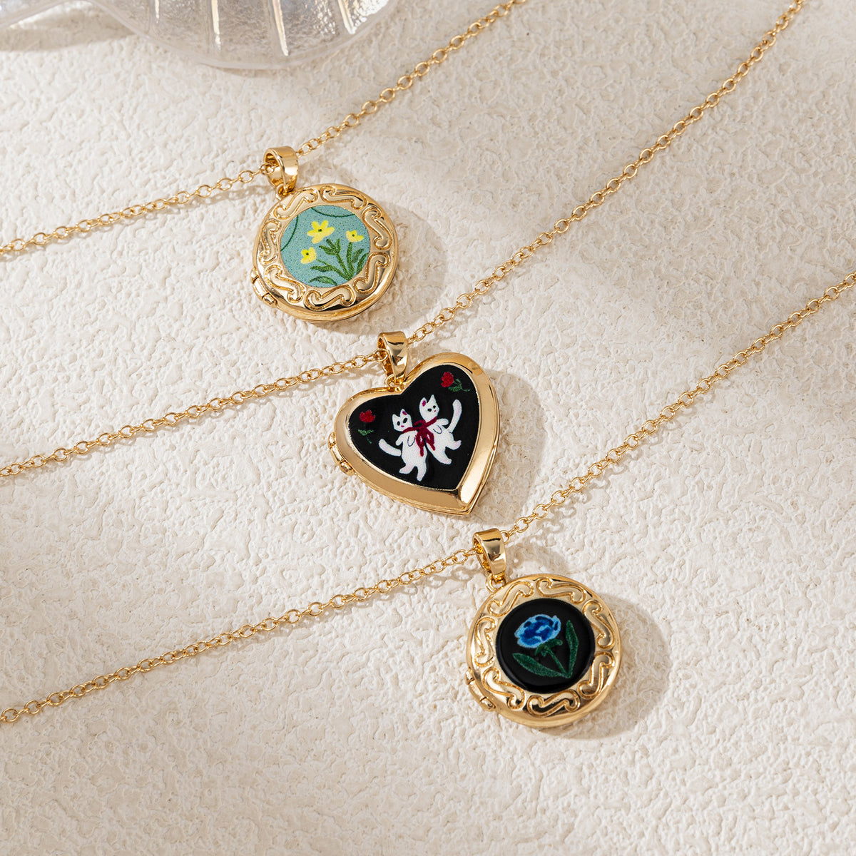 Elegant necklace with a heart shape