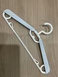 Porte- vêtements télescopique fond blanc