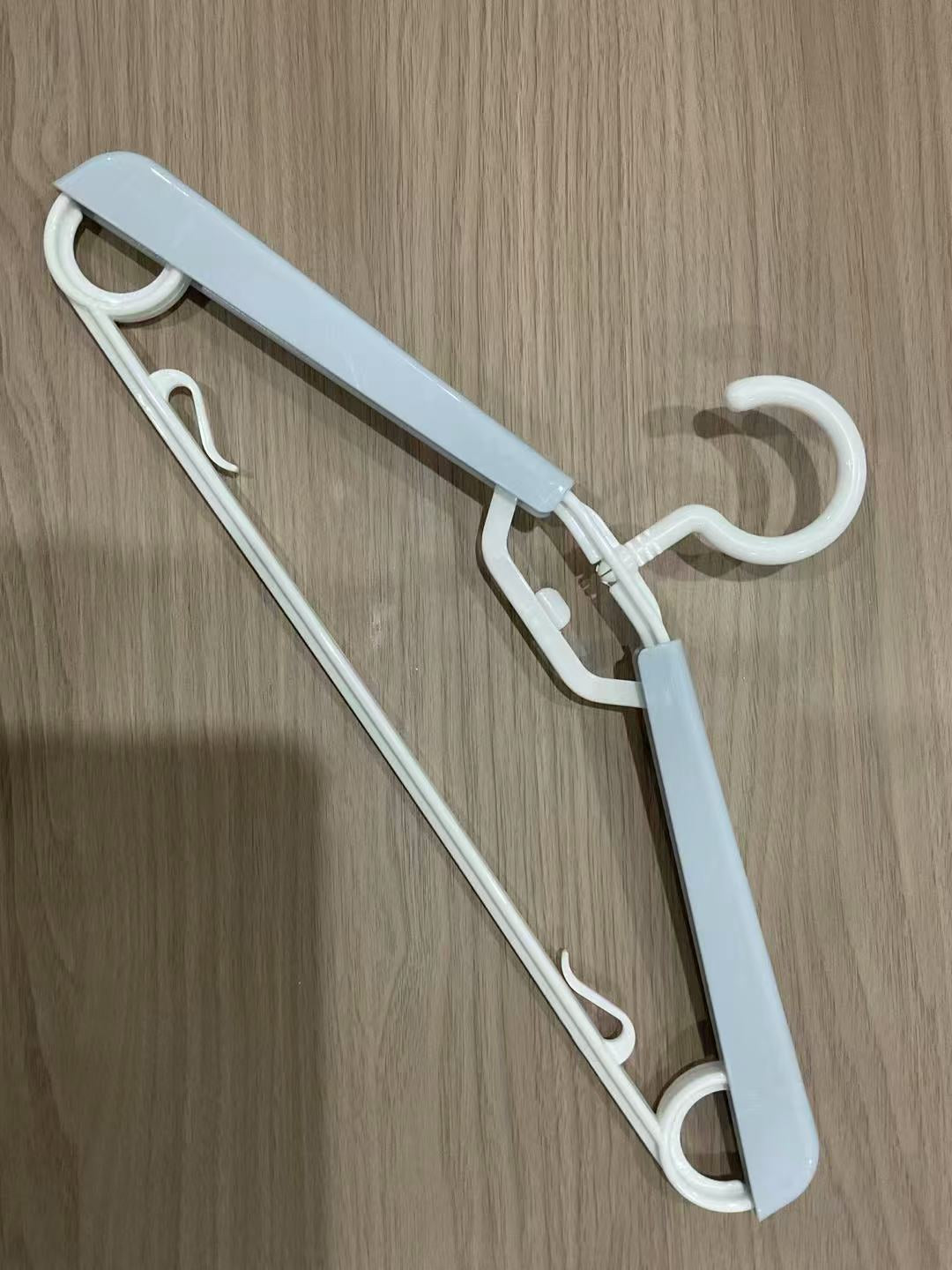Porte- vêtements télescopique fond blanc