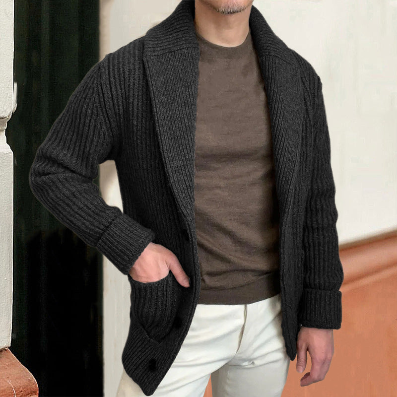 Cardigan tricoté avec un lapel et des manches longues pour les hommes porter