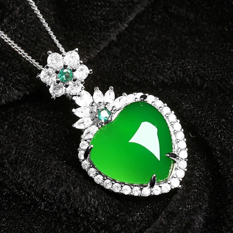 Glace naturelle Émeraude vert Chalcédoine pendentif plaqué Argent Sterling Collier en forme de coeur