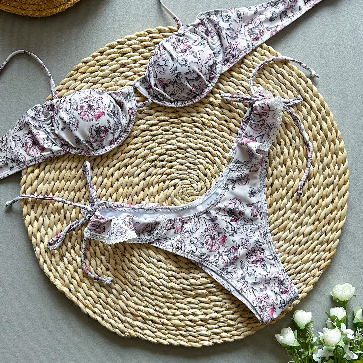Bikini bi-pièce pour femmes avec tige de dentelle florale