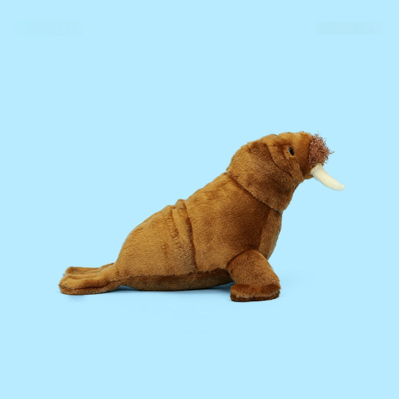 La poupée en peluche de morse animal simulée