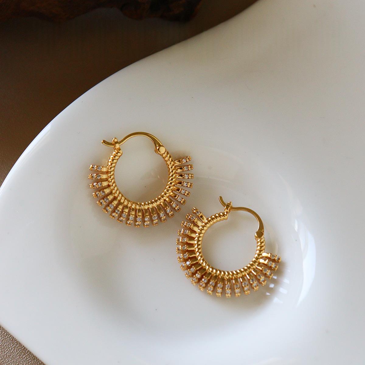 Automne Arrivée Fashionable Delicate Fan-Shaped Or-Plate Zircon Boucles d'oreilles