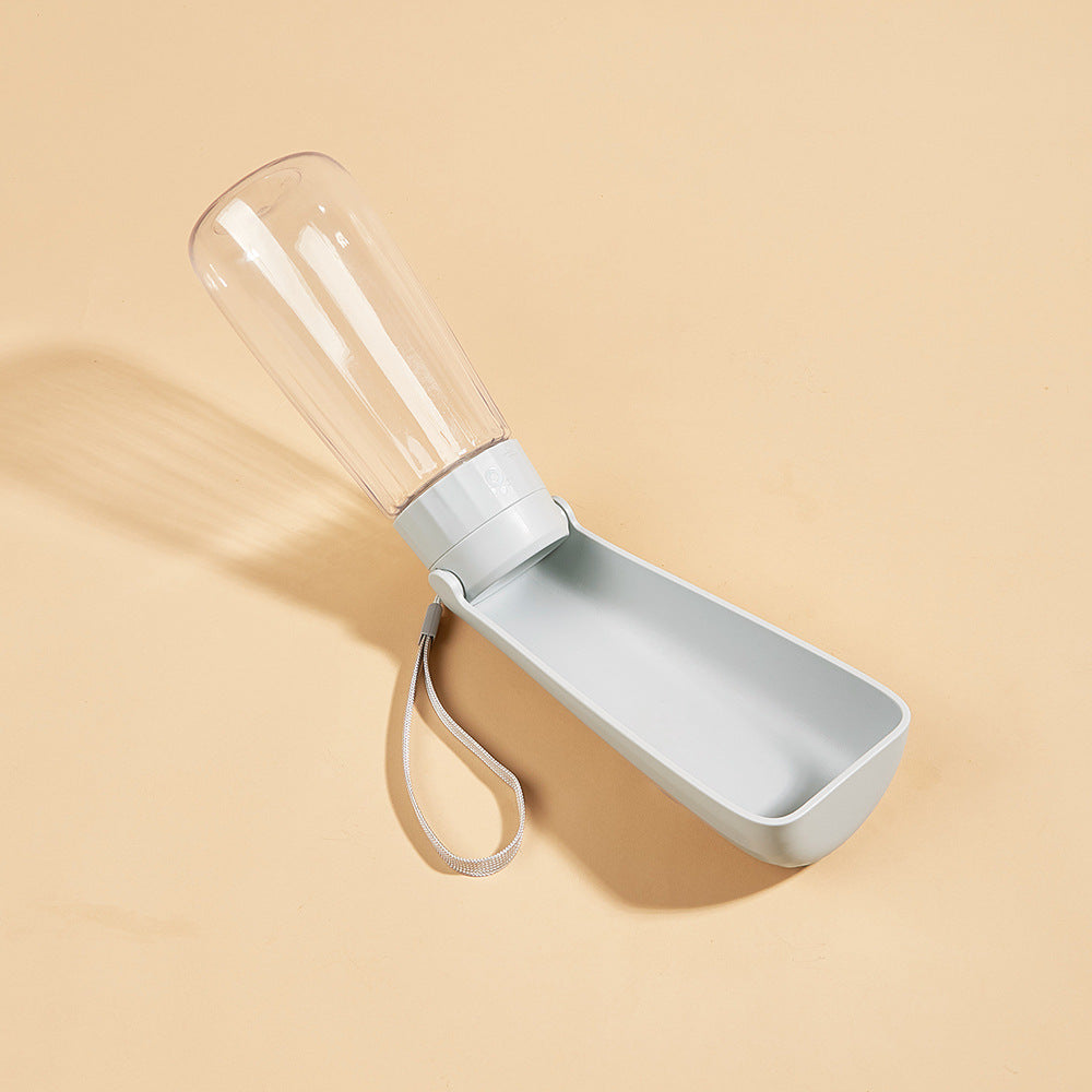 Bouteille d'eau pour animaux de compagnie à l'extérieur