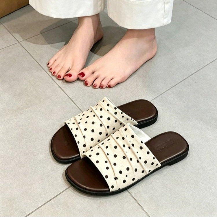 Femmes d'été minimaliste glisser sur des diapositives plates