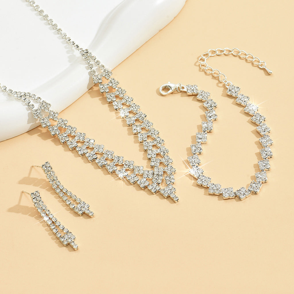 Boucles d'oreilles et colliers de fleurs douces et étincelantes d'Amazon