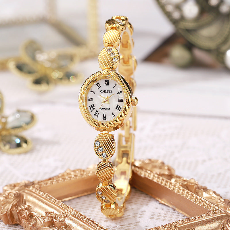 Montre bracelet en or une montre en quartz élégant avec une vibe mi-siècle et un