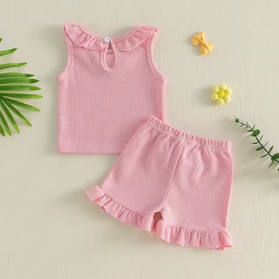 Sleeveless Ruffled col Top et un ensemble de shorts en couleur unie