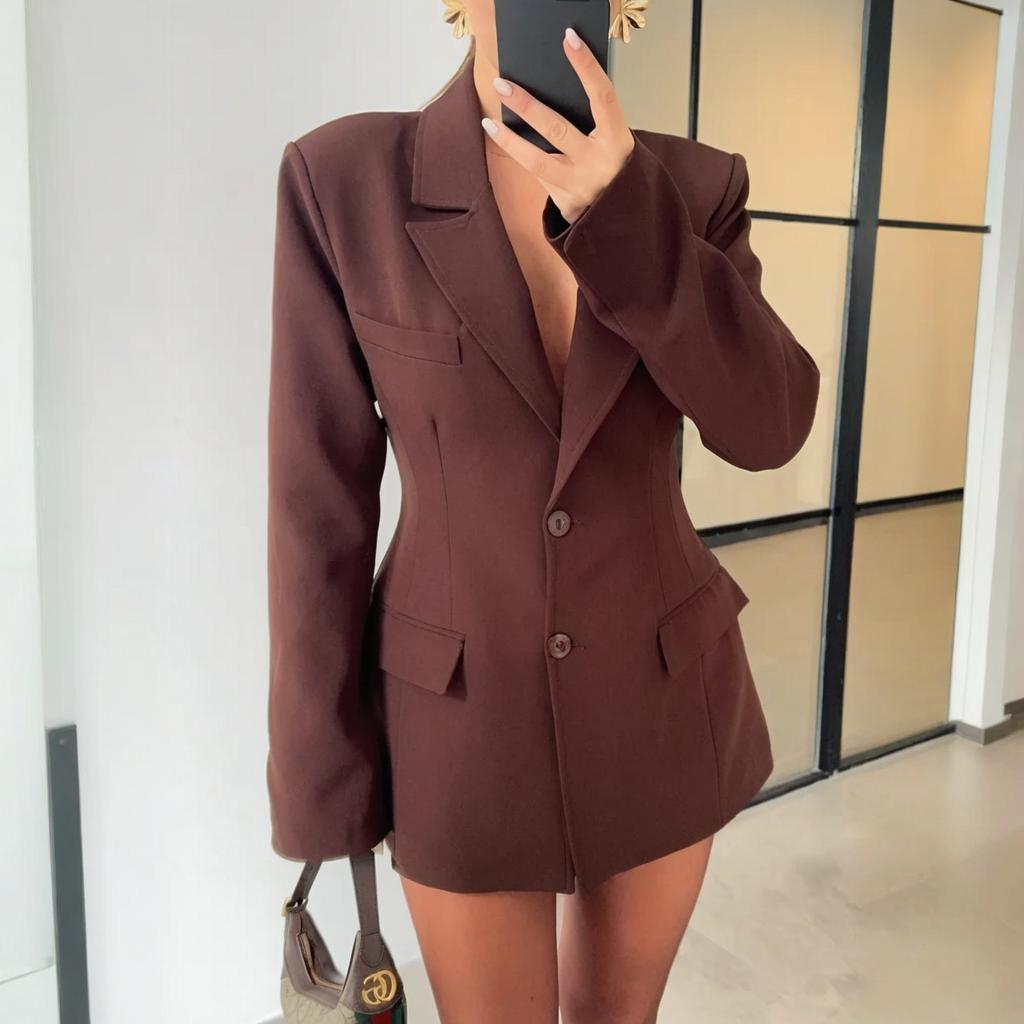 Veste courte féminine élégante avec une poche de lapel et des manches longues