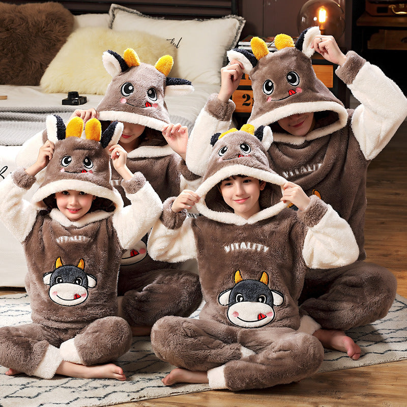 Une famille de trois vêtements de maison en peluche de corail