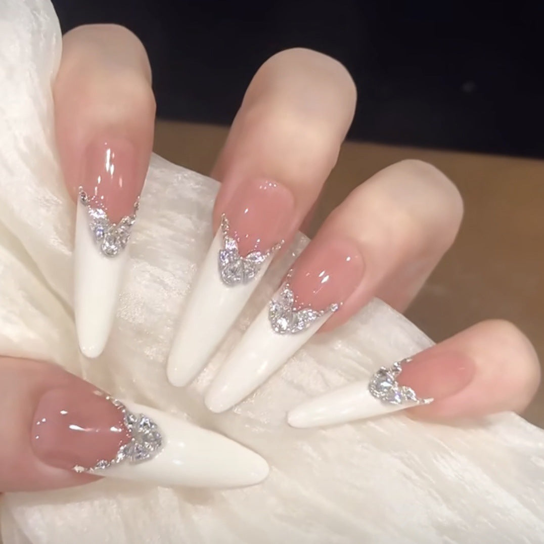Les femmes de style français Les ongles à la main