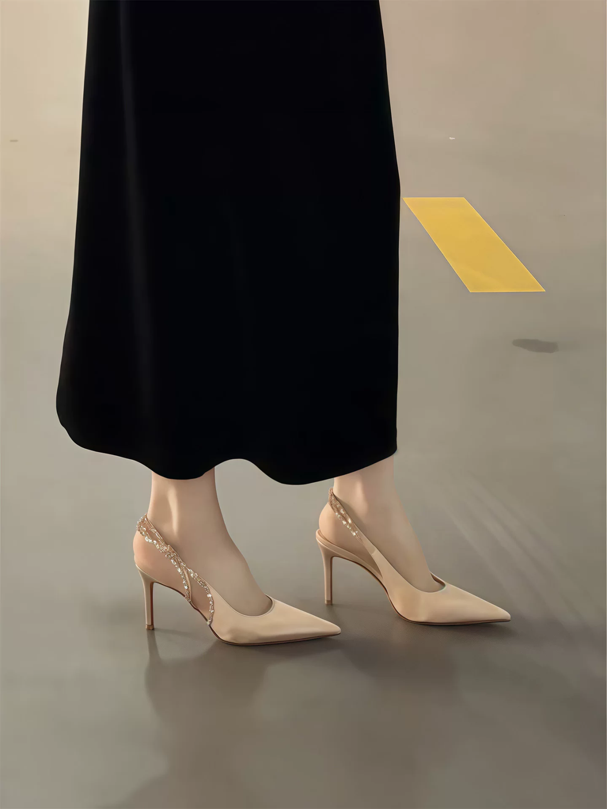 Les talons hauts pointus de l'épine de strass française pour femmes