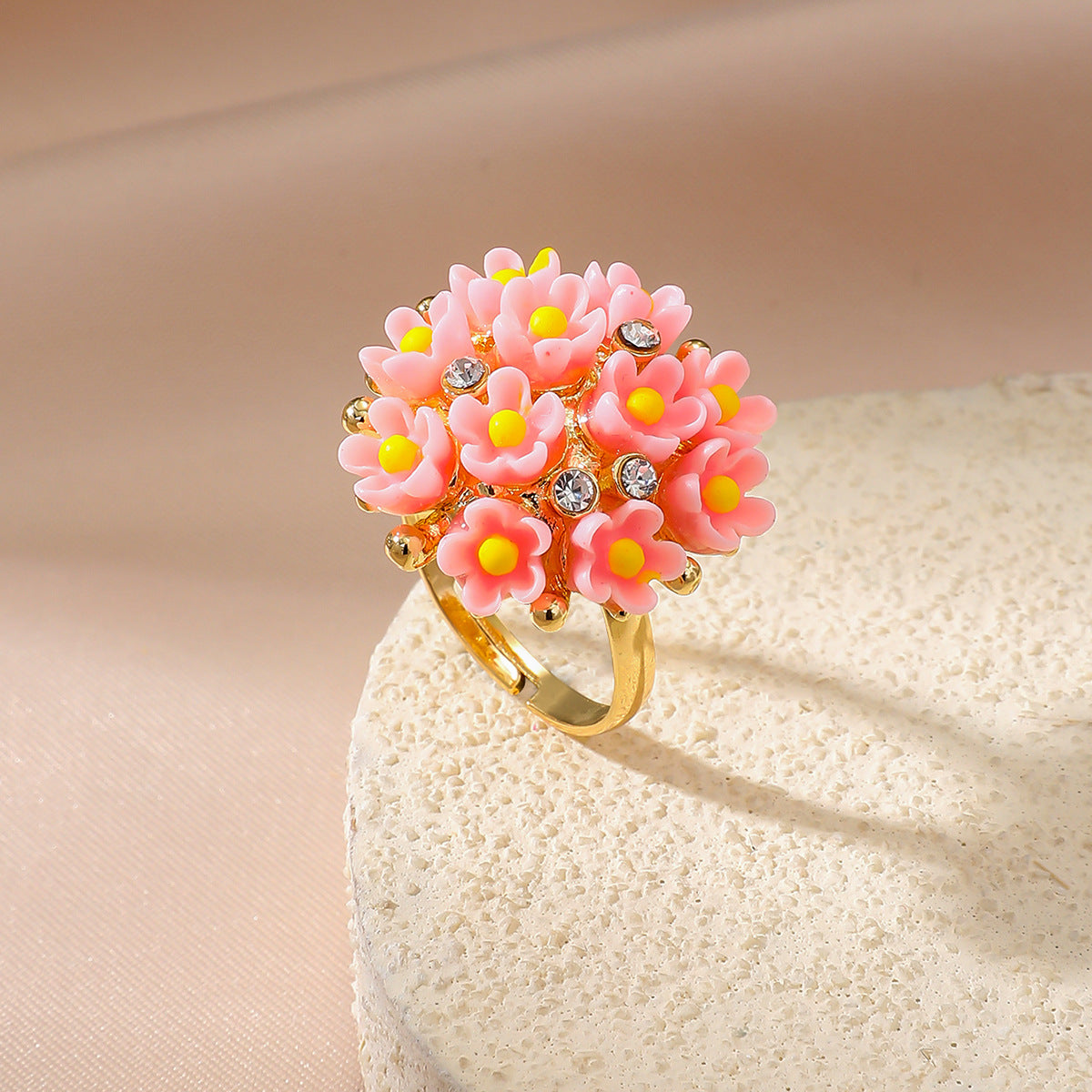 Anneau de fleur de rose en trois dimensions avec des fleurs de résine en diamant