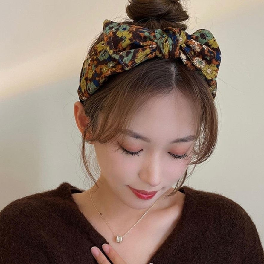 Simple bande de cheveux de tissu large bordé avec un motif imprimé et un noeud lié