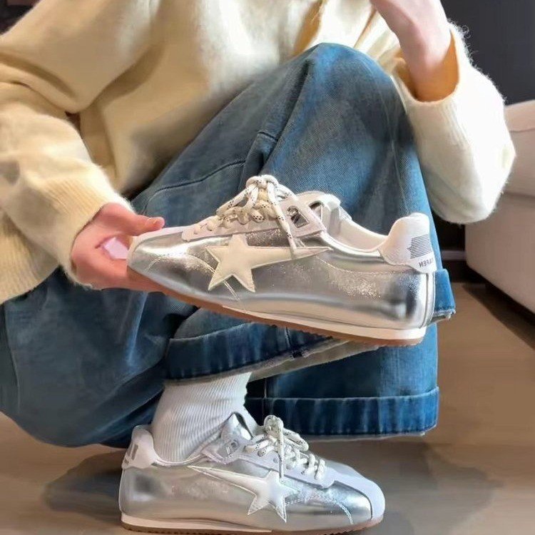 Femmes métallisé argent rétro dexter sneakers Star Patch décoration panneau de Suede épissage Vin