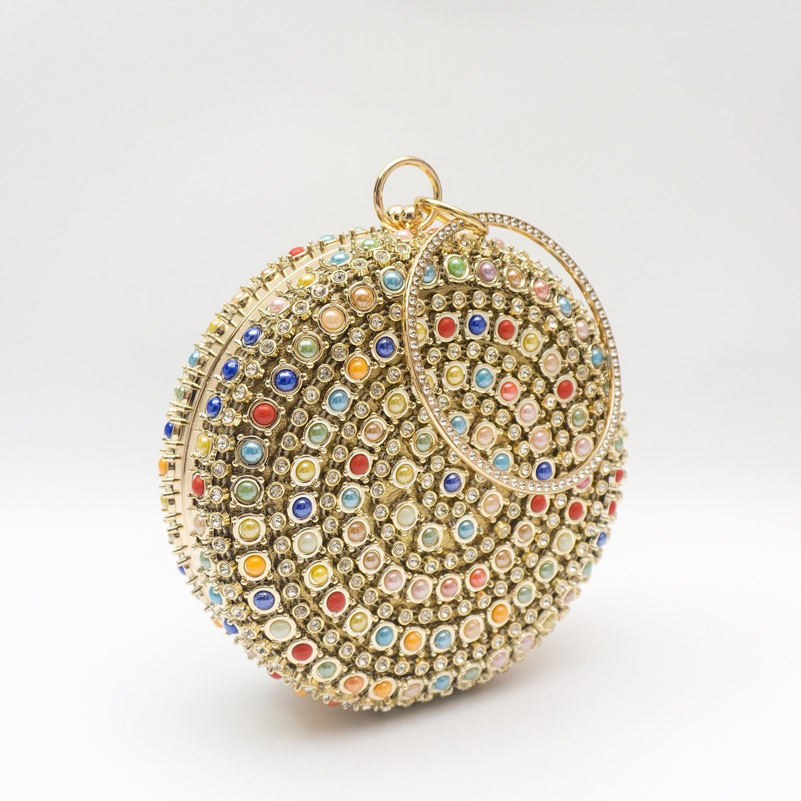 Perles colorées et soirée en Strass