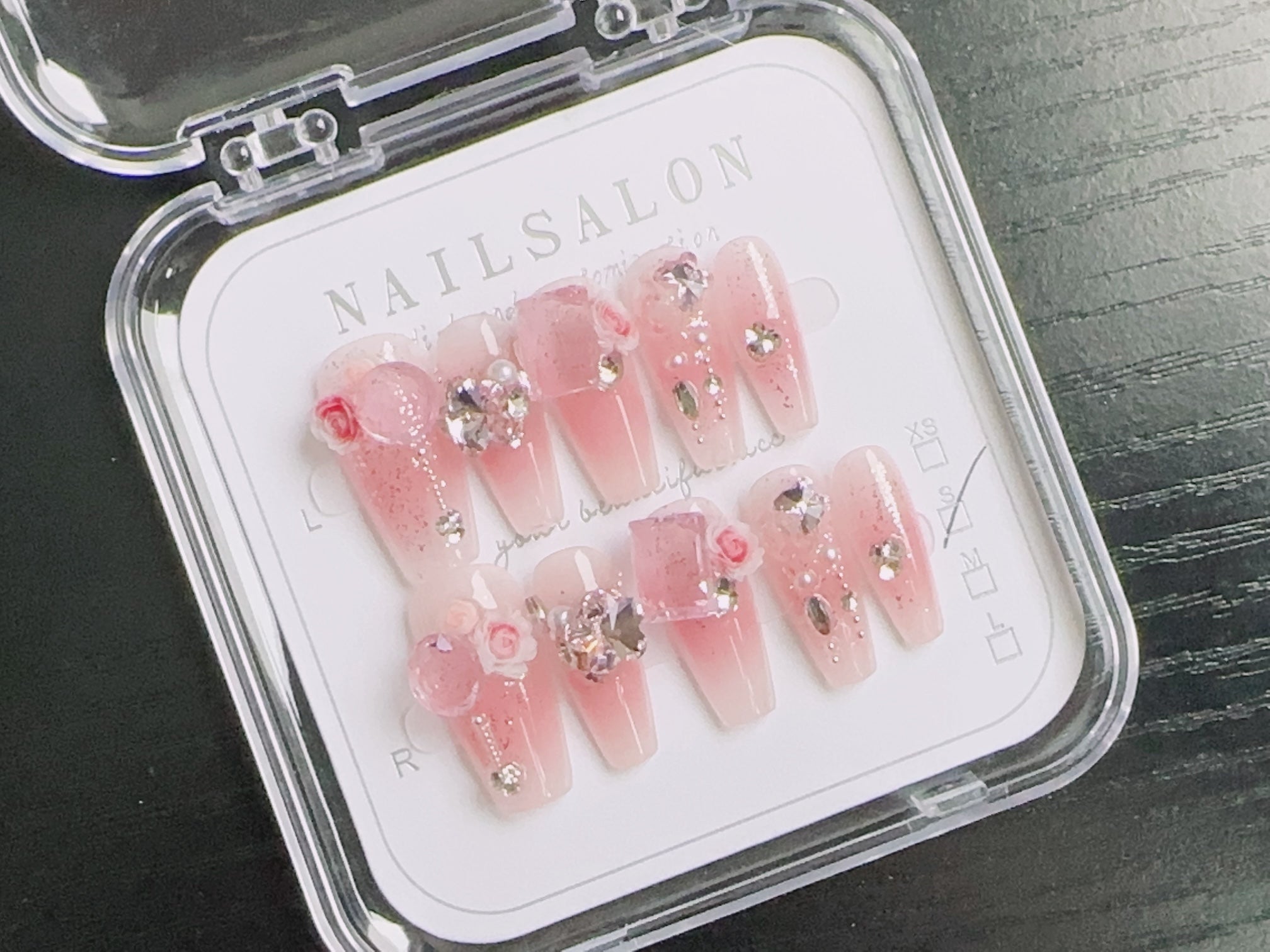 Appuyez sur les ongles T037