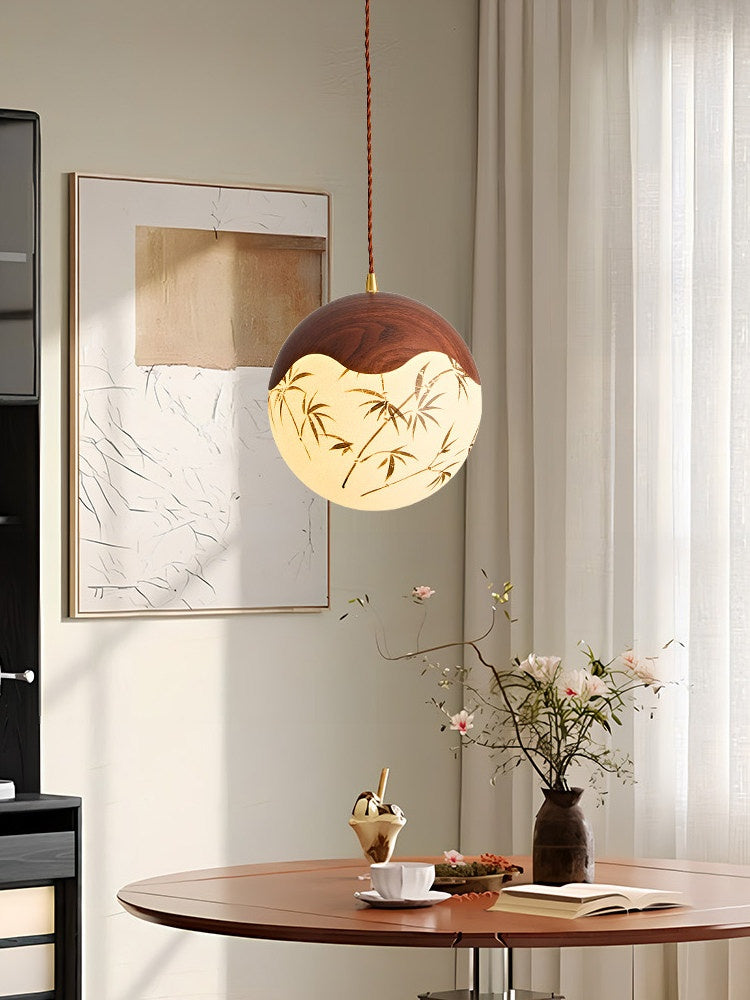 Lumière de pendentif de boule ronde moderne du milieu du siècle en noyer avec le design imprimé