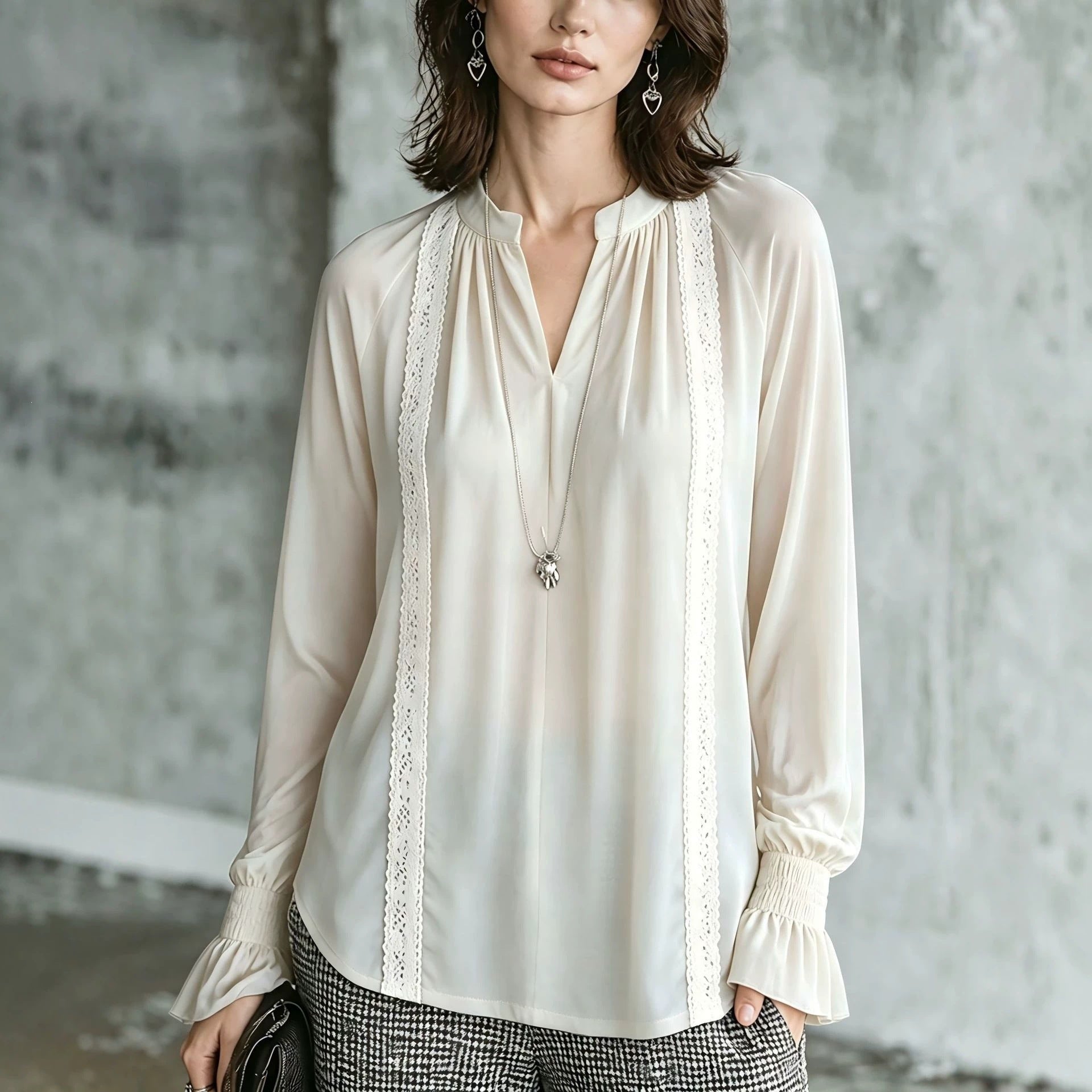 Top femme à manches longues tendance avec la dentelle