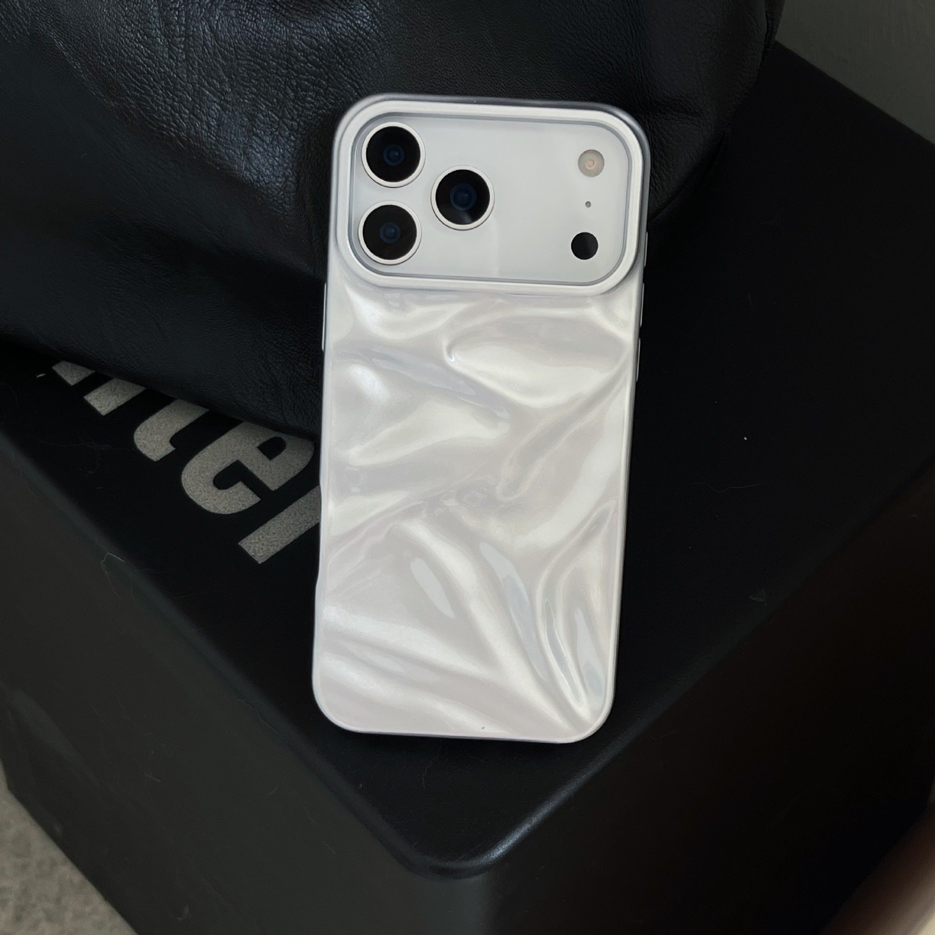 Haute qualité crème blanc plissé cas téléphone modèle