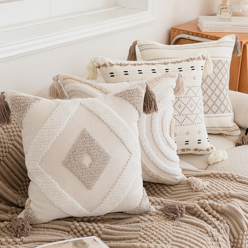 Canapé simple avec un coussin en tassel et des housses d'oreiller