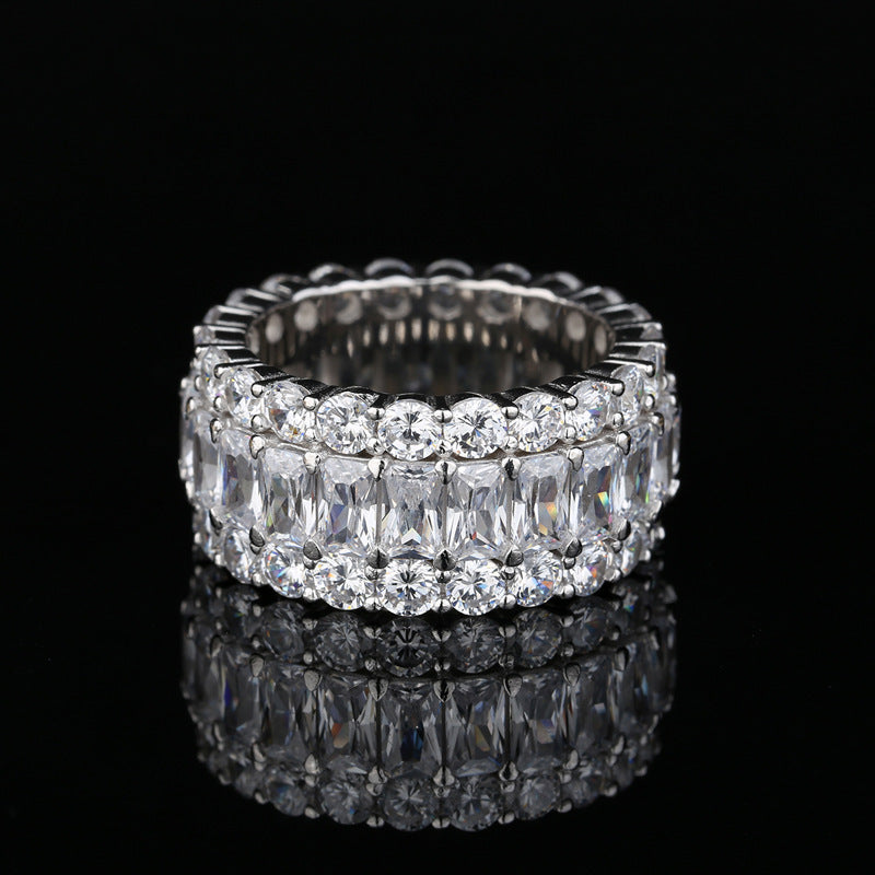 Women's zircon ring with flamboyant reflections