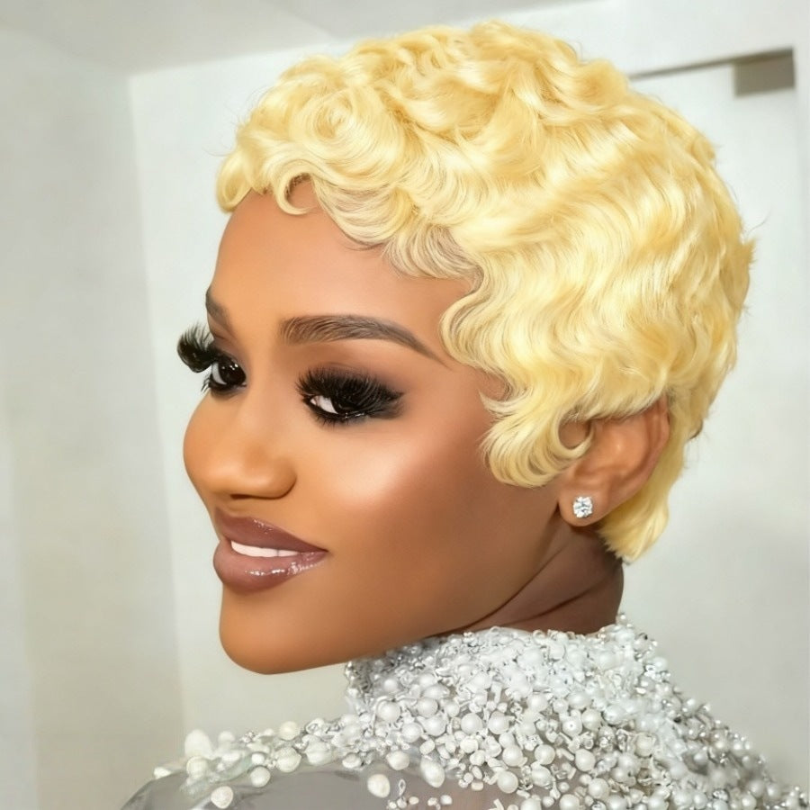 Blonde Curly Pixie coupé avec les cheveux humains vague