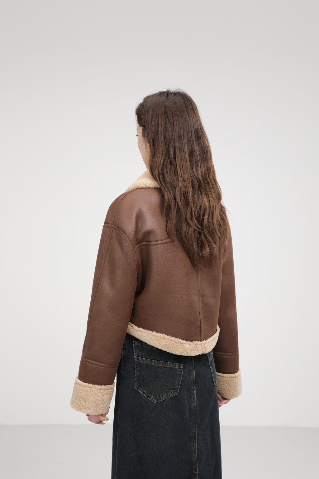Manteau court de four à lamb intégré au collier