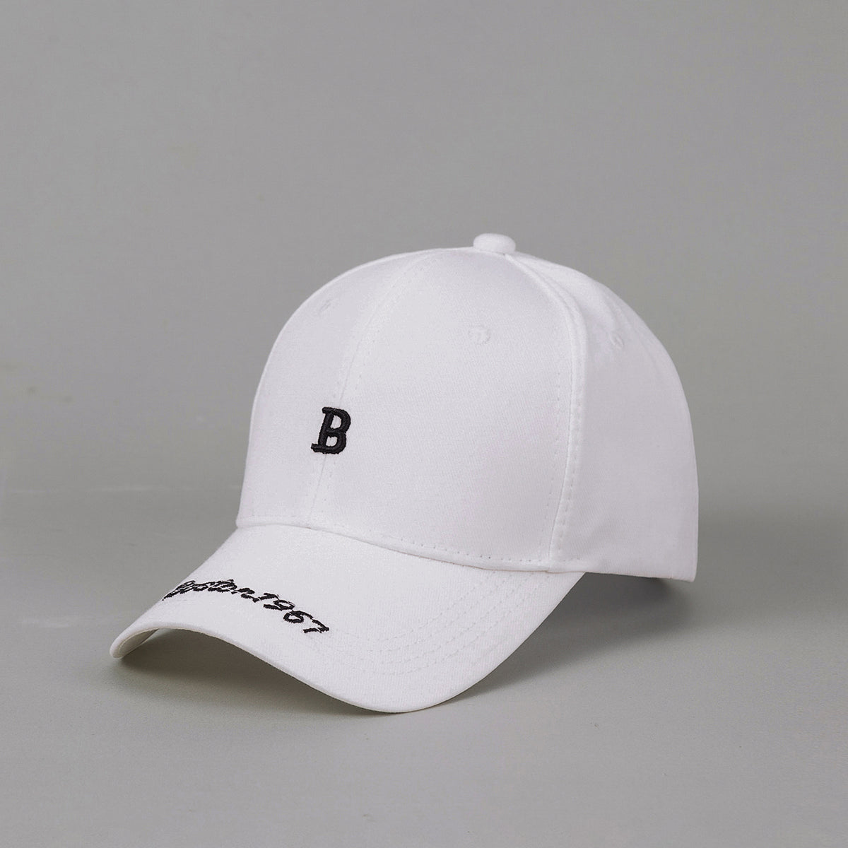Casquette de baseball brodée hommes et femmes avec un design élégant et simple.