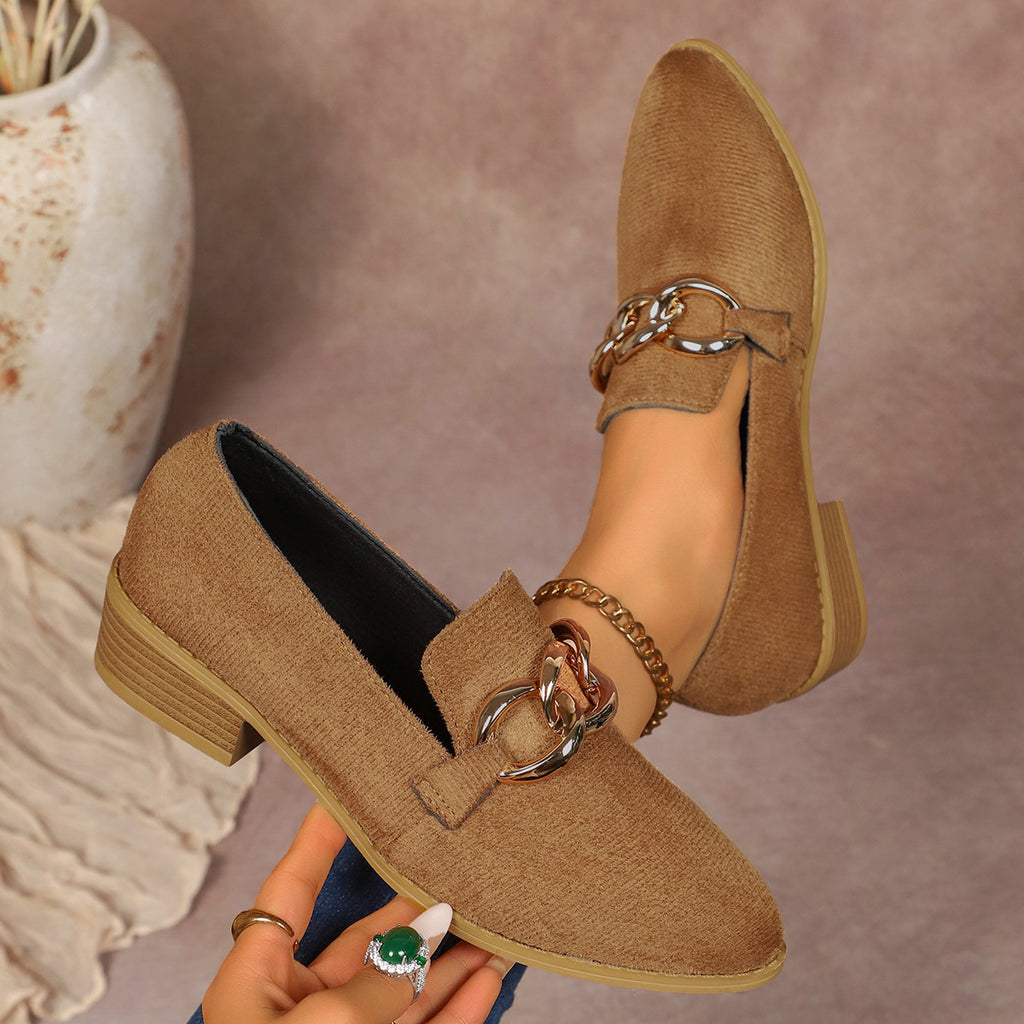 Pompes de talons de chunky pour femmes avec une chaîne métallique élégante et un orteil rond