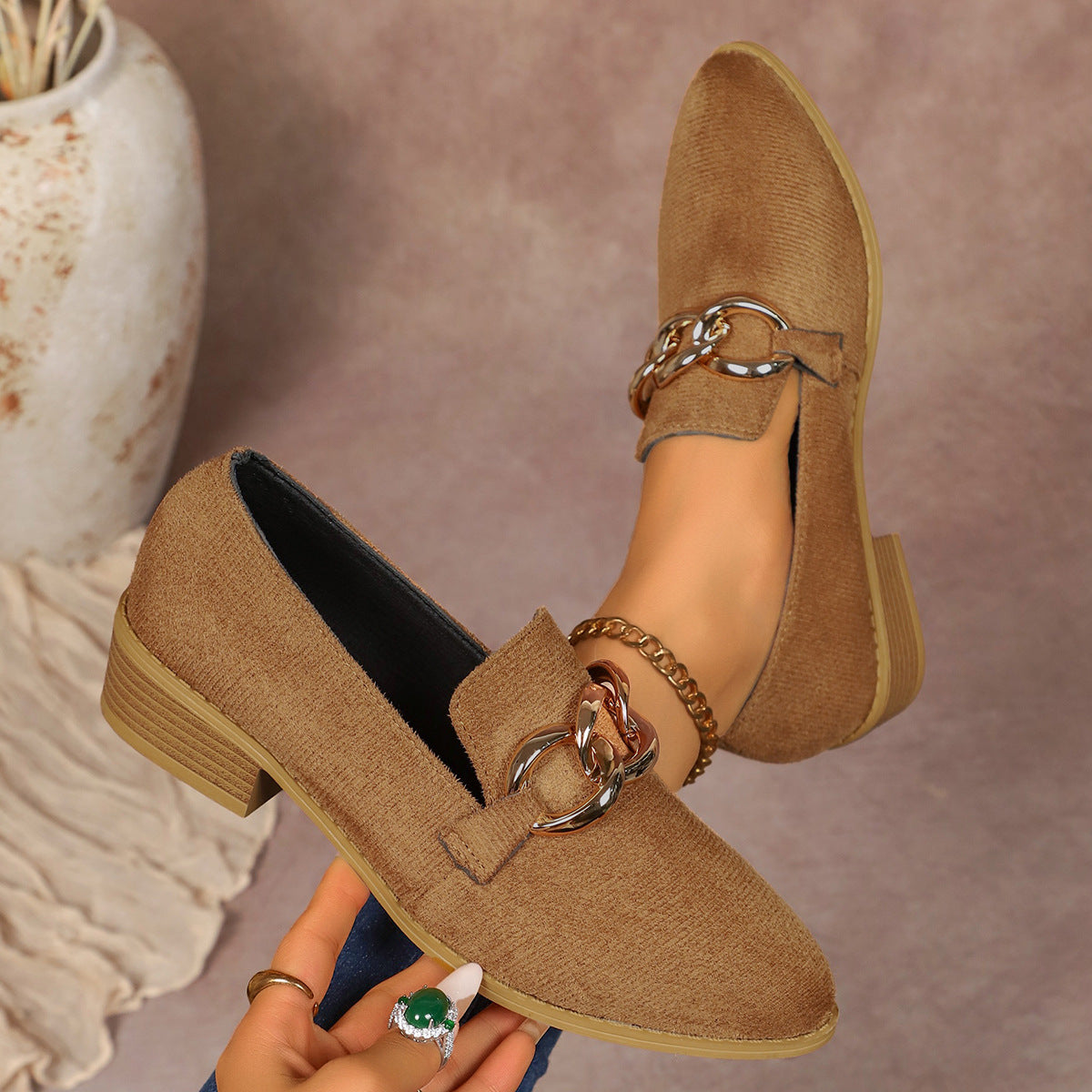 Pompes de talons de chunky pour femmes avec une chaîne métallique élégante et un orteil rond