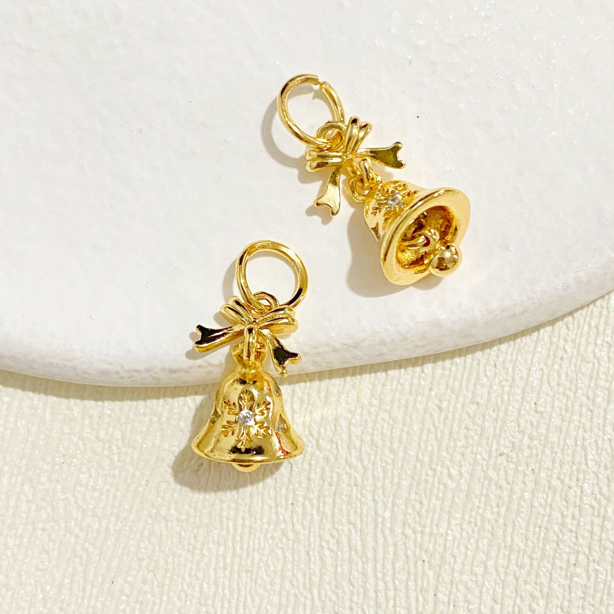 Protégeant les couleurs 14K Gold Inlaid Zircon coeur Bow de Noël et pendentif Bell