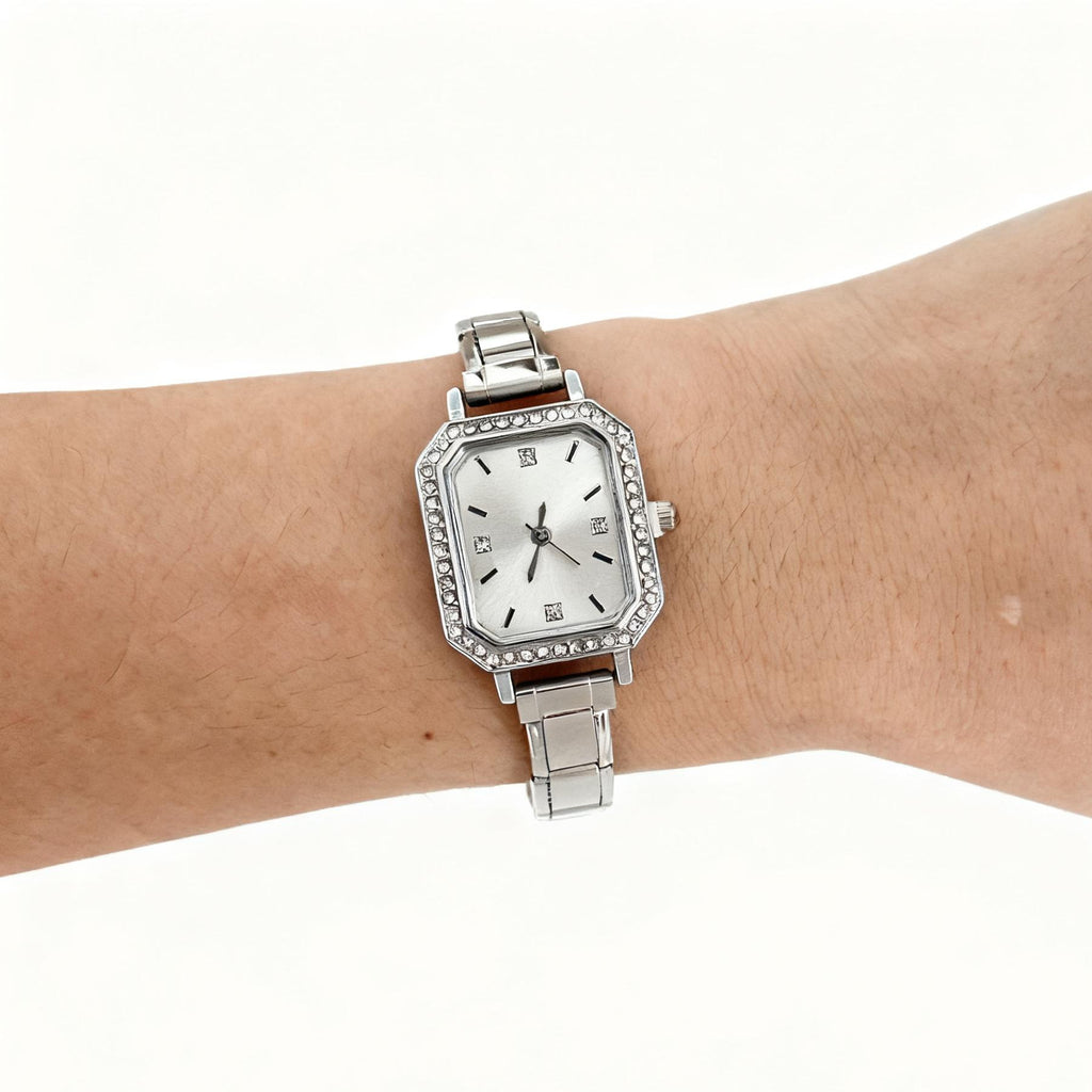 Montre carrée élégante pour les femmes avec un design chic embelli par le diamant