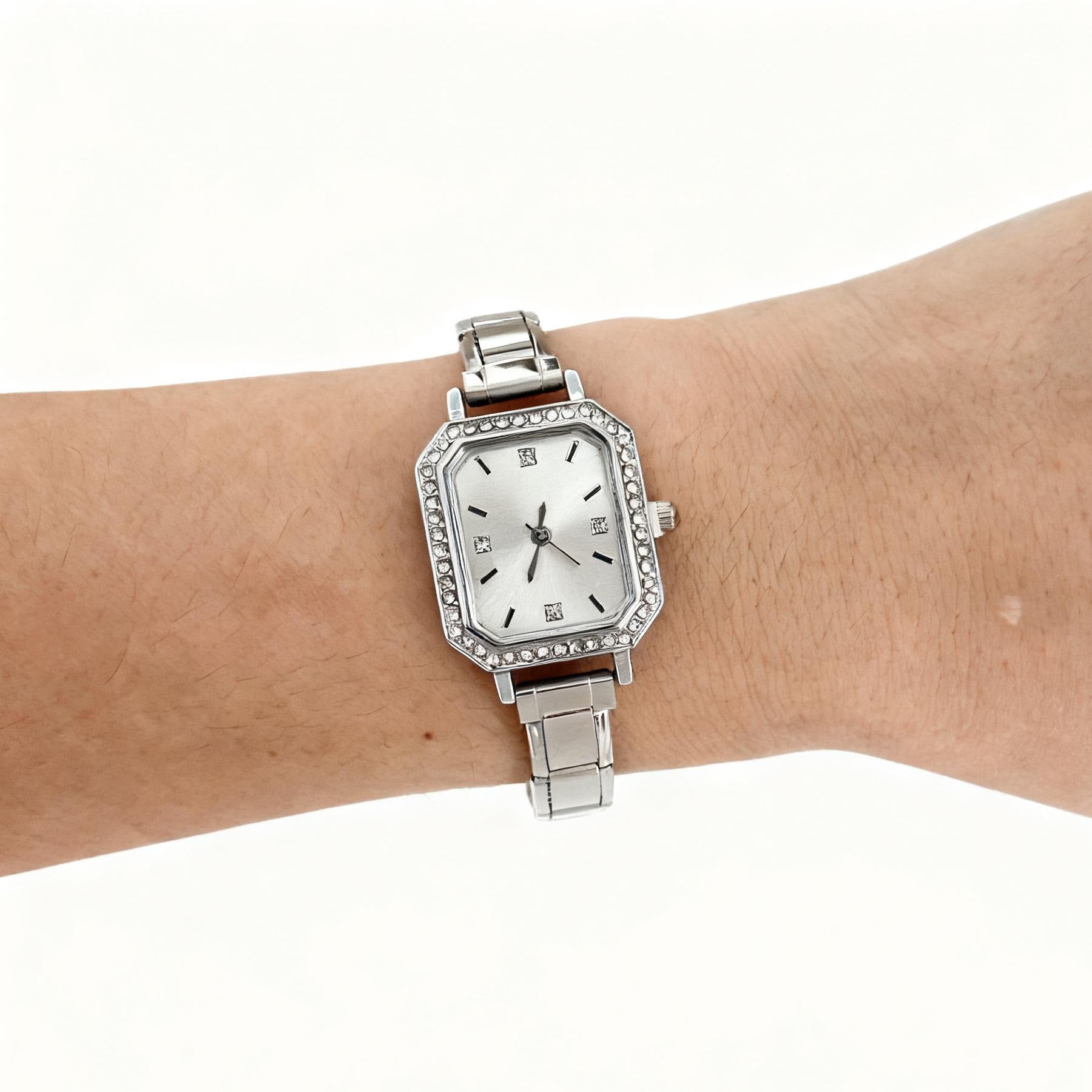 Montre carrée élégante pour les femmes avec un design chic embelli par le diamant
