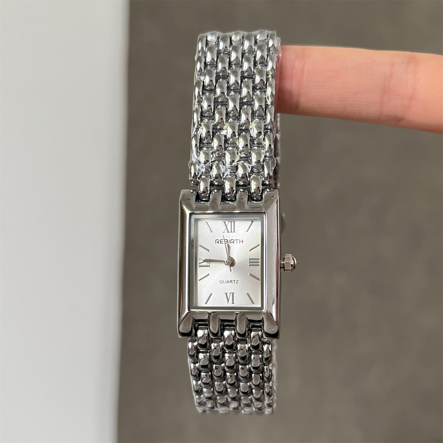 Montre rectangulaire Golden Quartz avec une bande d'acier pour les femmes