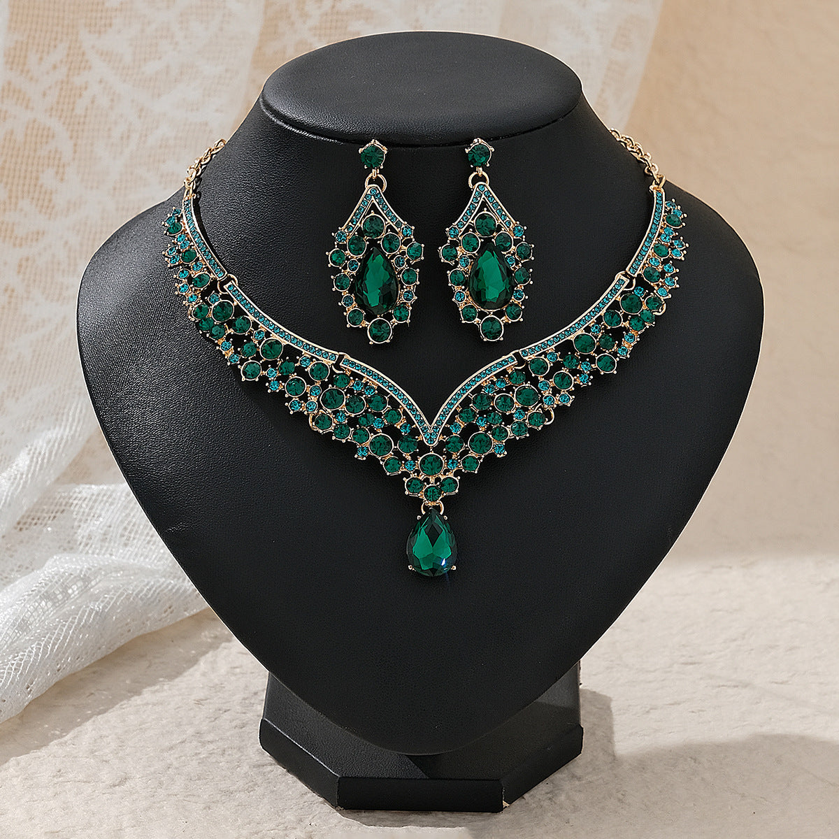 Boucles d'oreilles et colliers en Strass Pearl