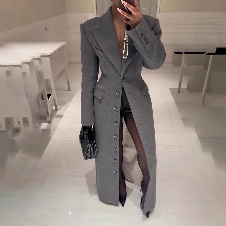 Manteau long stylisé gris uniforme