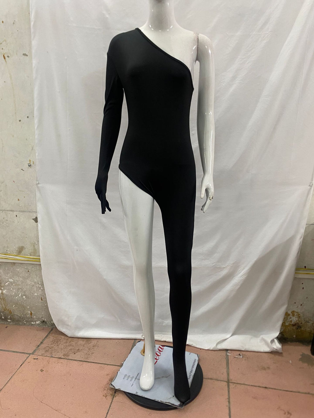 Combinaison de saut à une épaule avec un design de saut à jambes minces