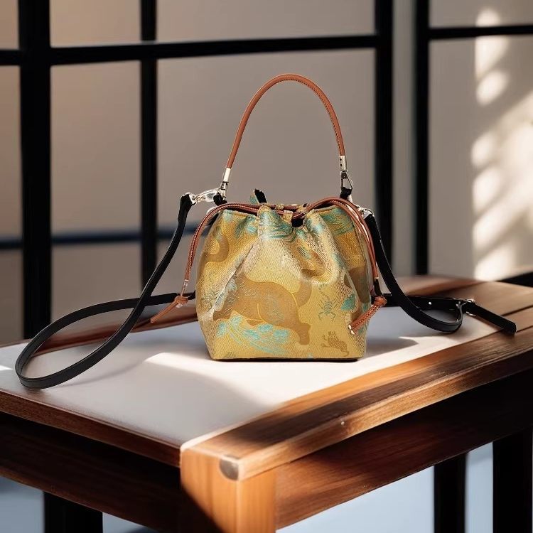Chanson traditionnelle Brocade brodée Petit sac à main carré