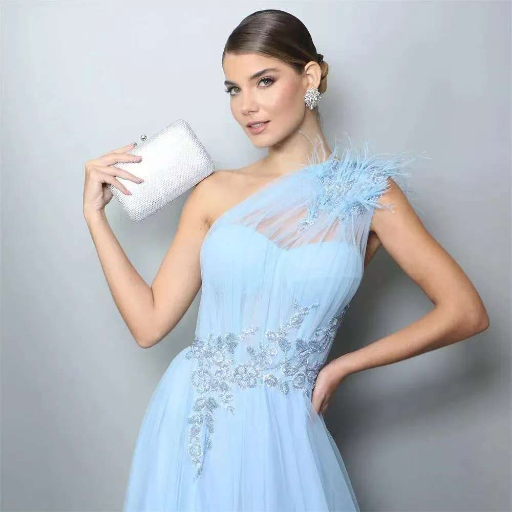 Robe de mariée à une épaule bleue