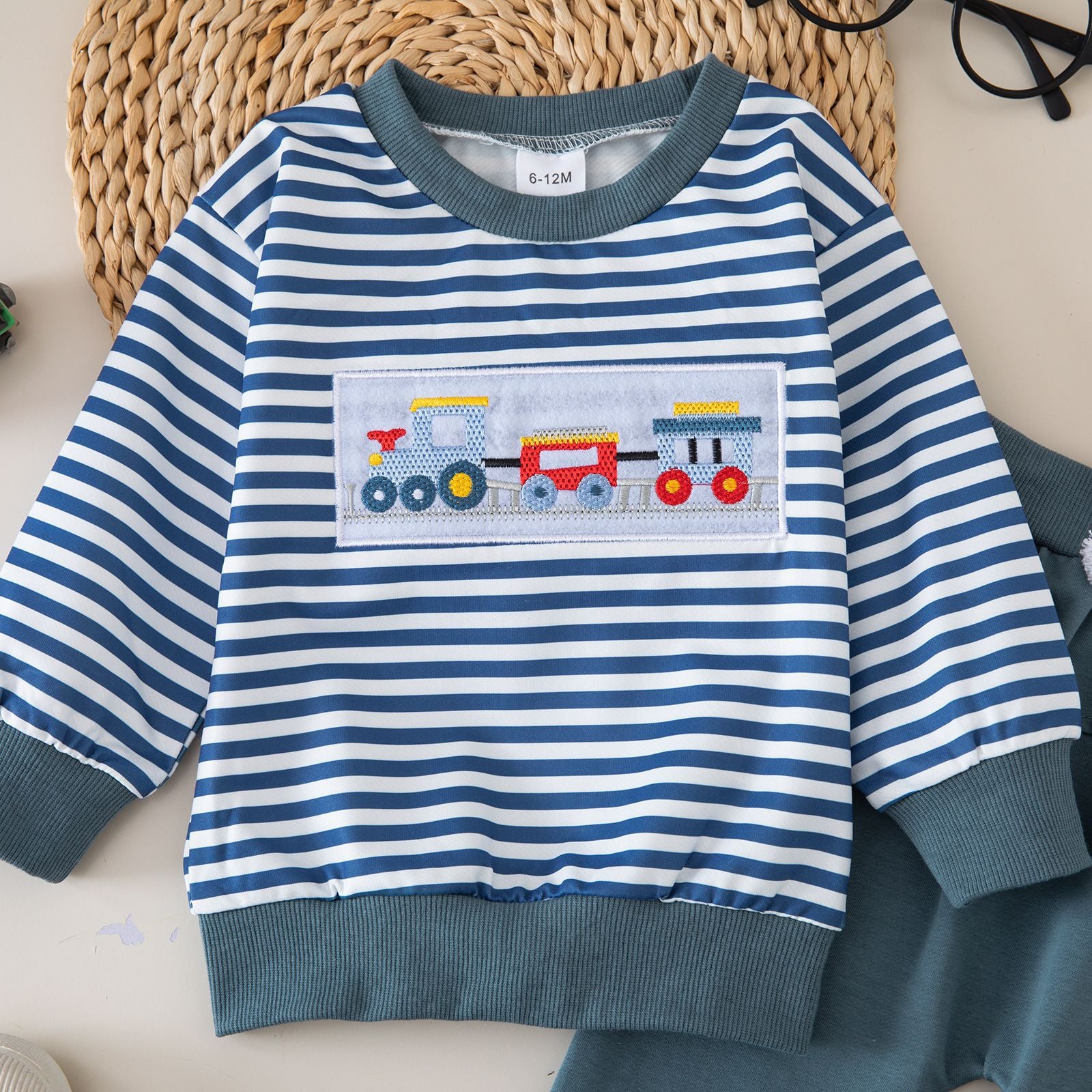 Ensemble en deux pièces pour bébé à col d'équipage rayé et pantalon long
